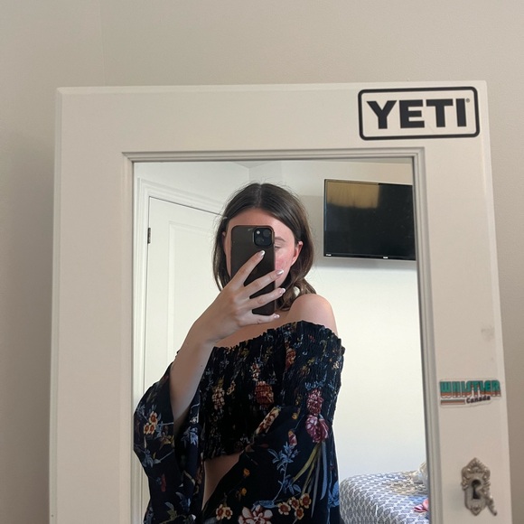 FASHION NOVA XS Cropped Floral with Flowy Sleeves - Picture 5 of 7